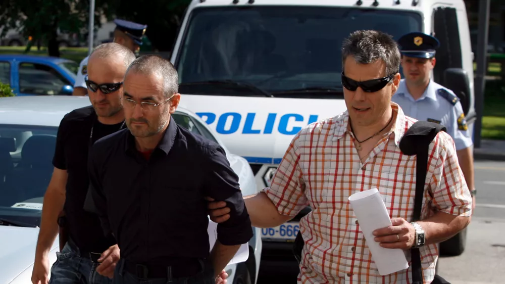 predstojnik budistične skupnosti v Sloveniji Shenpen Rinpoche pred sodi&scaron;čem- policisti pripeljali ljubljanskega &raquo;budističnega vodjo&laquo;, 43-letnega Ljubljančana Shenpena Rinpocheja oziroma Ronana Chatelliera - ovadili so ga zaradi domnevnega spolnega napada na osebo, mlaj&scaron;o od 15 let//FOTO: Bojan Velikonja