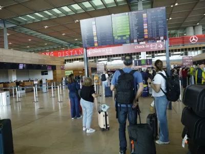 20 September 2025, Berlin: People at BER airport. A cyber attack has caused delays at Berlin's BER airport. A service provider for the passenger handling systems was attacked on Friday evening, the airport announced. Photo: Carsten Koall/dpa