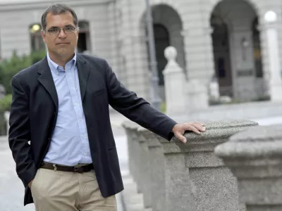 dr. Andrej Rus, doktor sociologije organizacij, izredni profesor teorije organizacij in menedžmenta in vodja raziskovalnega Centra za strate&scaron;ke in evalvacijske &scaron;tudije na FDV - Fakulteta za družbene vede, član sveta v stranki ZARES  //FOTO: Tomaž Zajel&scaron;nikOPOMBA: ZA OBJAVO V PRILOGI &ndash; DNEVNIKOV OBJEKTIV - INTERVJU 2012