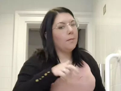 Obtožena je med sojenjem za poskus umora na družbenem omrežju Tiktok objavljala lahkomiselne videoposnetke. Foto: zajem zaslona Tiktok