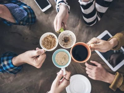 People drinking coffee high angle view / Foto: Seb_ra