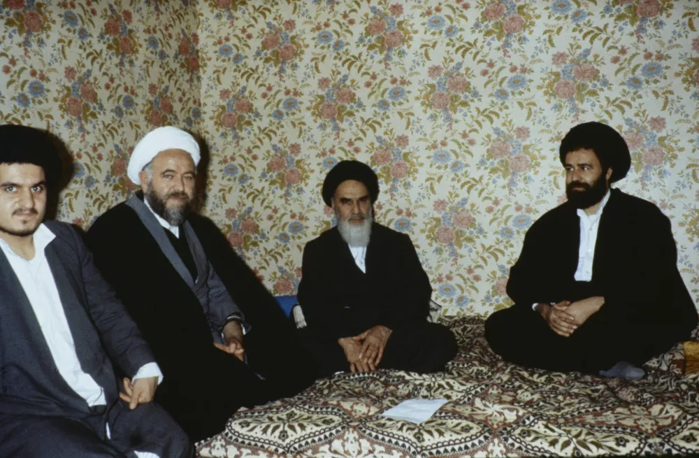 Ajatola Homeini (na sredini), ko je bil &scaron;e v Franciji. / Foto: Profimedia