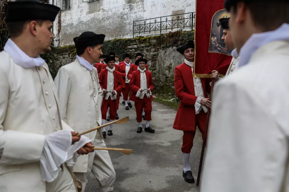 - Prostovoljci prihajajo iz novih prostorov za priprave v cerkvi Marije Brezmadežne pod &scaron;kofjelo&scaron;kim gradom.- Velikonočni prazniki, tradicija, religija, Velika noč, kr&scaron;čanstvo, vztajenje, - 15.03.2026. - Generalna vaja za &Scaron;kofjelo&scaron;ki pasijon 2026. Izvedba Pasijona prvič po enajstih letih zaradi pandemije in hudih poplav na &scaron;kofjelo&scaron;kem območju. Izvedbe naj bi potekale na 6 let. &Scaron;kofjelo&scaron;ki pasijon je od leta 2016 vpisan na UNESCOV Reprezentativni seznam nesnovne kulturne dedi&scaron;čine člove&scaron;tva.//FOTO: Bojan Velikonja / Foto: Bojan Velikonja