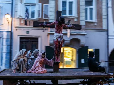 - Velikonočni prazniki, tradicija, religija, Velika noč, kr&scaron;čanstvo, vstajenje, prostovoljci, Križ, katoli&scaron;tvo, cerkev, - 15.03.2026. - Generalna vaja za &Scaron;kofjelo&scaron;ki pasijon 2026. Izvedba Pasijona prvič po enajstih letih zaradi pandemije in hudih poplav na &scaron;kofjelo&scaron;kem območju. Izvedbe naj bi potekale na 6 let. &Scaron;kofjelo&scaron;ki pasijon je od leta 2016 vpisan na UNESCOV Reprezentativni seznam nesnovne kulturne dedi&scaron;čine člove&scaron;tva.//FOTO: Bojan Velikonja / Foto: Bojan Velikonja