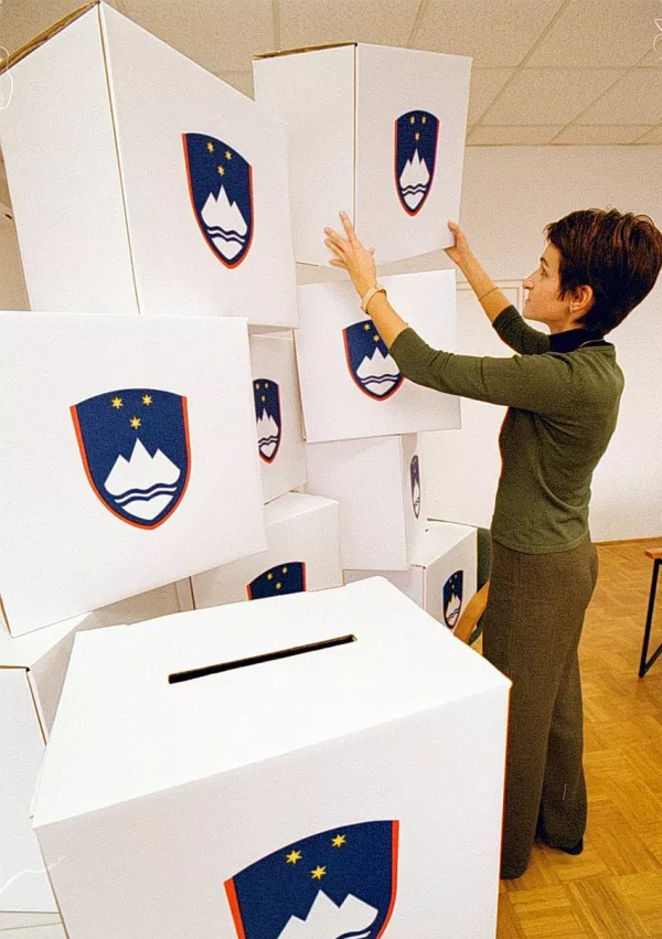 Tak&scaron;ne so bile volilne skrinjice nekoč. Fotografija Zdaj so plastične. No, kar se plakatov tiče, pa je bilo vseskozi bolj klavrno. / Foto: Jaka Adamič/dokumentacija