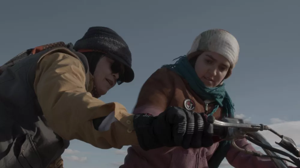 V boju s tradicijoRežija: Mohammadreza Eyni, Sara KhakiIran, Nizozemska, Nemčija 2025