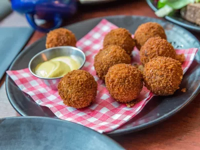 Bitterballen, a typically Dutch food croquet with mayo / Foto: Brasilnut1