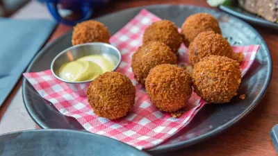 Bitterballen, a typically Dutch food croquet with mayo / Foto: Brasilnut1