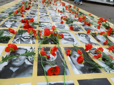 Spomin na ubite v demonstracijah leta 2022. Plakat so razprostrli v Parizu dve leti po dogodkih. / Foto: Profimedia