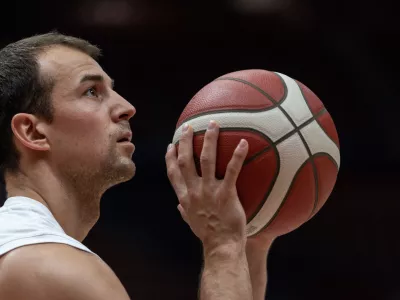 MILAN, ITALY - OCTOBER 01: Kevin Pangos, #5 of EA7 Emporio Armani Olimpia Milano, warms up prior to the start of the LBA Lega Basket Serie A Round 1 match between EA7 Emporio Armani Olimpia Milano and NutriBullet Treviso Basket at Mediolanum Forum on October 01, 2023 in Milan, Italy. (Photo by Emanuele Cremaschi/Getty Images) / Foto: Emanuele Cremaschi