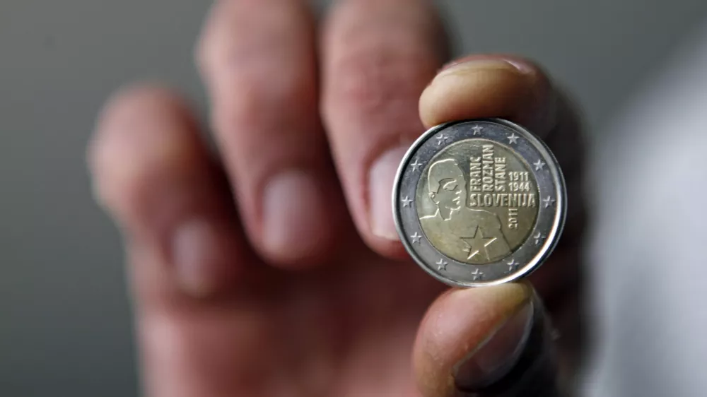 - evro kovanec - spominski kovancev za dva evra s podobo Franca Rozmana Staneta.ob 100.obletnici rojstva ///FOTO: Luka Cjuha / Foto:: Luka Cjuha