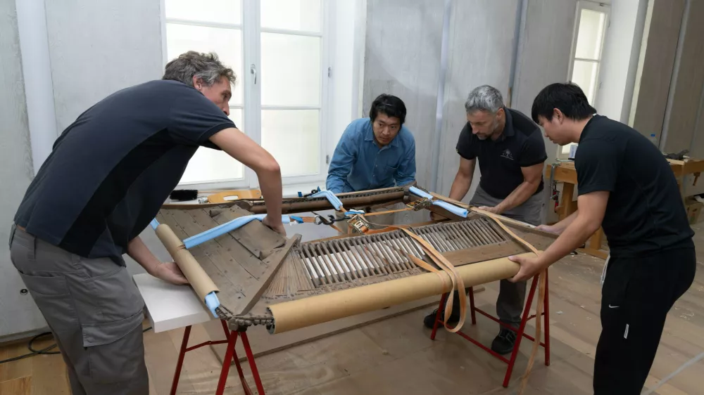 Restavriranje modela kitajske stavbe z gostujočimi kitajskimi restavratorji iz Prepovedanega mesta. Hrani Slovenski etnografski muzej / Foto: Blaz Verbic/sem