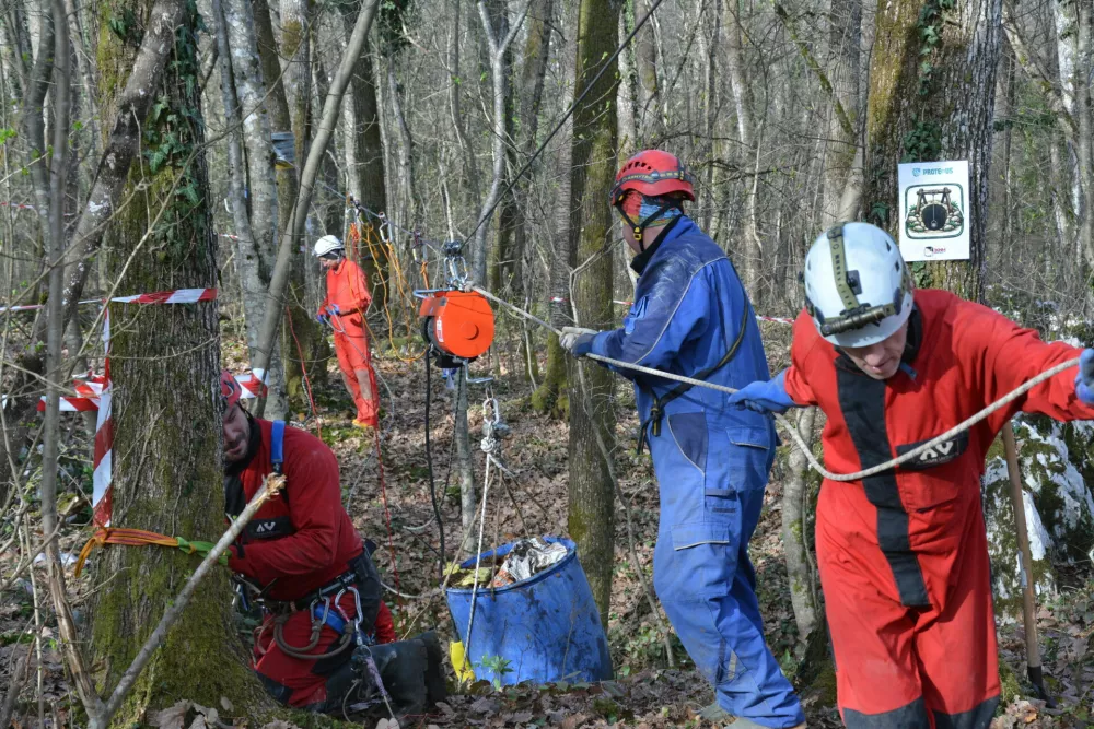 Črna člove&scaron;ka ribica: re&scaron;evanje ogroženega zaklada Bele krajine