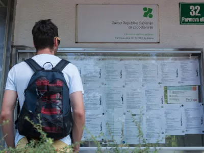 - 18.08.2016 - simbolična fotografija - iskalec zaposlitve na Parmovi ulici v Ljubljani - Zavod RS za zaposlovanje - ZRSZ - zaposlitev - mladi - brezposelnost - delo - iskanje - služba - ..//FOTO: Maja Marko