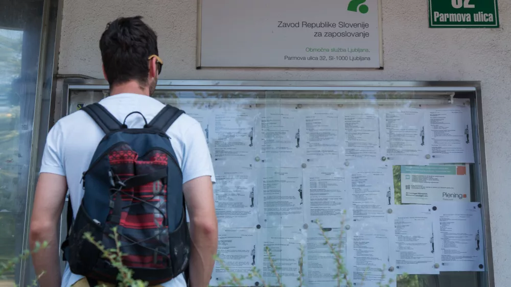 - 18.08.2016 - simbolična fotografija - iskalec zaposlitve na Parmovi ulici v Ljubljani - Zavod RS za zaposlovanje - ZRSZ - zaposlitev - mladi - brezposelnost - delo - iskanje - služba - ..//FOTO: Maja Marko