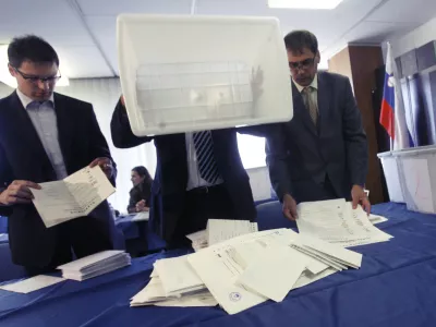 - Državna volilna komisija (DVK) - &scaron;tetje glasovnic ki so prispele po po&scaron;ti iz tujine, ter glasove volivcev na diplomatsko-konzularnih predstavni&scaron;tvih. - v tujino je bilo poslano 47.765 volilnih gradiv- Po vseh pre&scaron;tetih glasovnicah z nedavnih parlamentarnih volitev se izidi glasovanja glede vrstnega reda strank in &scaron;tevila mandatov v državnem zboru niso spremenili,- Parlamentarne volitve 2008 - /FOTO: Bojan VelikonjaOPOMBA: ZA OBJAVO V ČASOPISU DNEVNIK / Foto: Bojan Velikonja