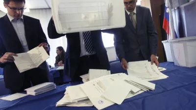 - Državna volilna komisija (DVK) - &scaron;tetje glasovnic ki so prispele po po&scaron;ti iz tujine, ter glasove volivcev na diplomatsko-konzularnih predstavni&scaron;tvih. - v tujino je bilo poslano 47.765 volilnih gradiv- Po vseh pre&scaron;tetih glasovnicah z nedavnih parlamentarnih volitev se izidi glasovanja glede vrstnega reda strank in &scaron;tevila mandatov v državnem zboru niso spremenili,- Parlamentarne volitve 2008 - /FOTO: Bojan VelikonjaOPOMBA: ZA OBJAVO V ČASOPISU DNEVNIK / Foto: Bojan Velikonja