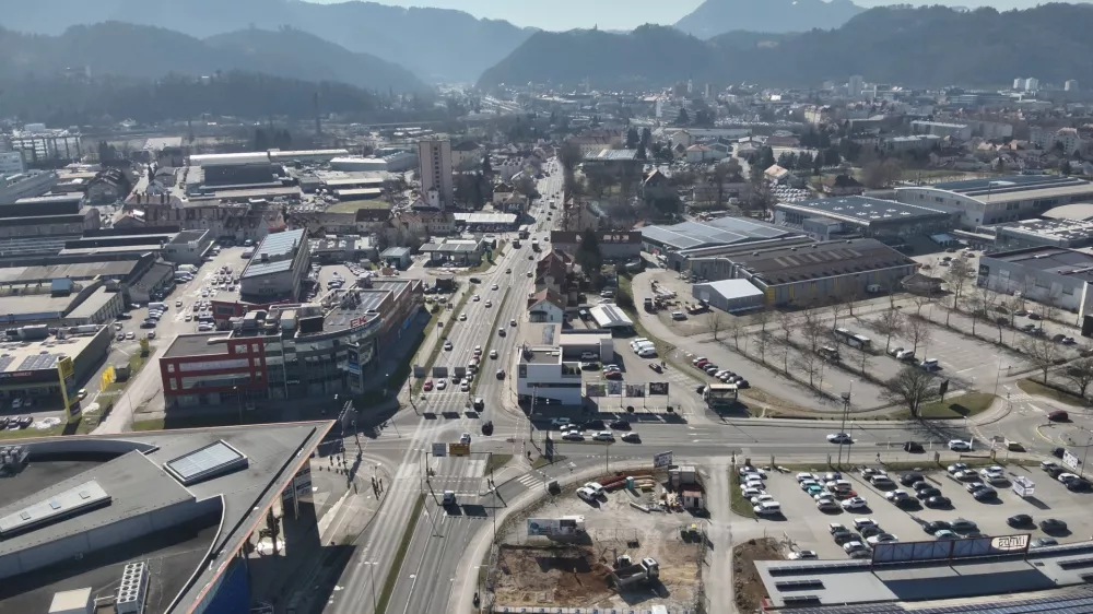 V Celju se je začela tritedenska obnova Mariborske ceste, ki bo razdeljena na več kraj&scaron;ih faz. F MOC