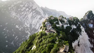 Gora Hua, ki se je zatresla in deloma porušila. / Foto: Istock