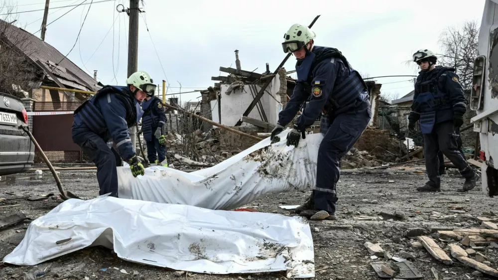 Rescuers carry a bag with the body of a person found under debris of a building which was hit during Russian drone strikes, amid Russia's attack on Ukraine, in Zaporizhzhia, Ukraine March 21, 2026. REUTERS/Stringer