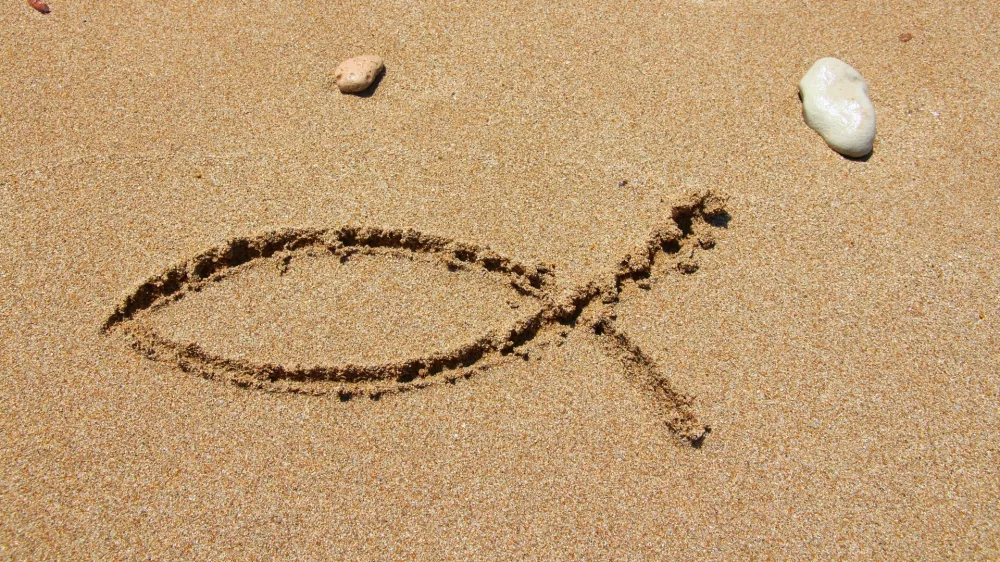 Domnevno so se prvi kristjani v Rimu prepoznali tako, da so v pesek narisali ta simbol. / Foto: Istock