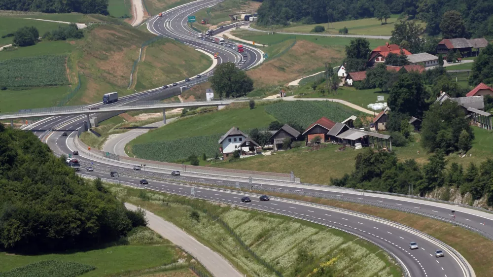 - Družba za avtoceste v RS (DARS) - dolenjska avtocesta - novozgrajeni odsek Pluska - Ponikve in Ponikve - Hrastje v dolžini 14,8 km - odprtje zadnjih dveh odsekov v dolžini 14,8 kilometra dolenjske avtoceste med Plusko in Hrastjem, ///FOTO: Luka Cjuha