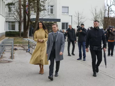 Predsednik vlade Robert Golob in Tina Gaber Golob22.3.2026 - volitve v državni zbor 2026 - parlamentarne volitve 2026 - voli&scaron;čeFoto: Luka Cjuha