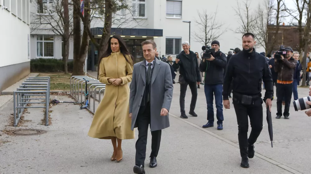Predsednik vlade Robert Golob in Tina Gaber Golob22.3.2026 - volitve v državni zbor 2026 - parlamentarne volitve 2026 - voli&scaron;čeFoto: Luka Cjuha