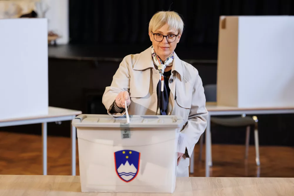 Radomlje, Kulturni dom.Volitve v drzavni zbor 2026.Predsednica republike Natasa Pirc Musar na voliscu v Kulturnem domu Radomlje. / Foto: Nebojsa Tejic/sta