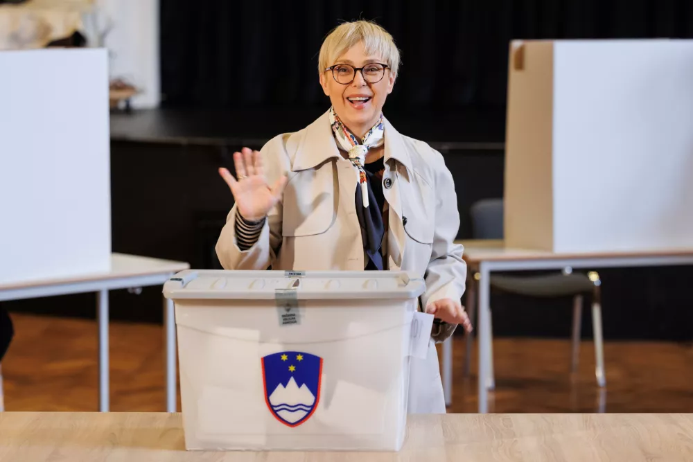 Radomlje, Kulturni dom.Volitve v drzavni zbor 2026.Predsednica republike Natasa Pirc Musar na voliscu v Kulturnem domu Radomlje.