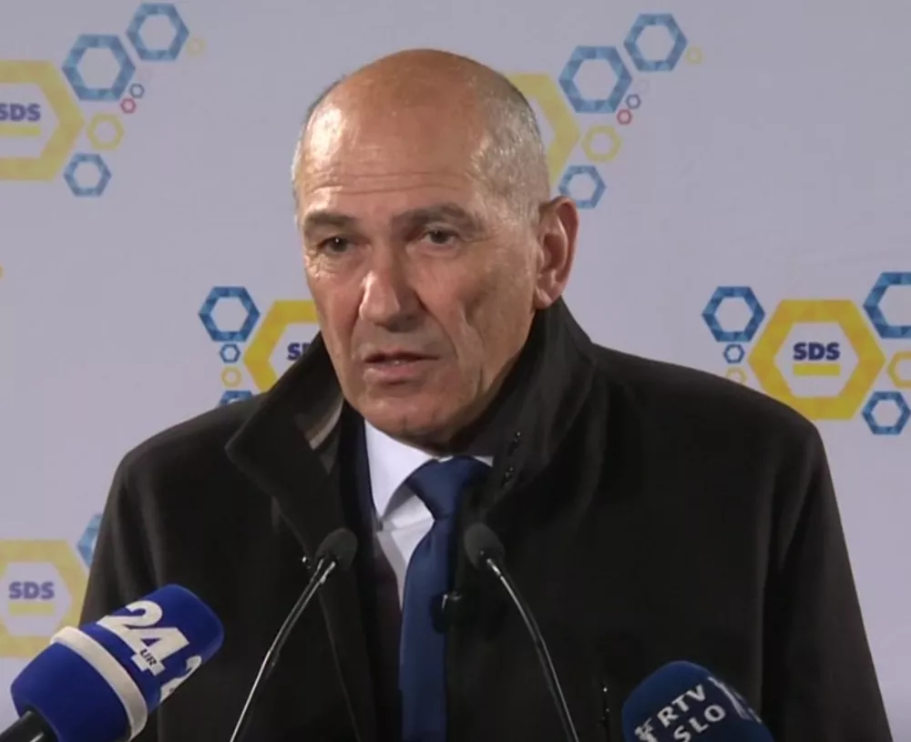 Janez Jan&scaron;a je na pla&scaron;ču ni imel, na suknjiču pa jo večkrat nosi. / Foto: Zajem Zaslona