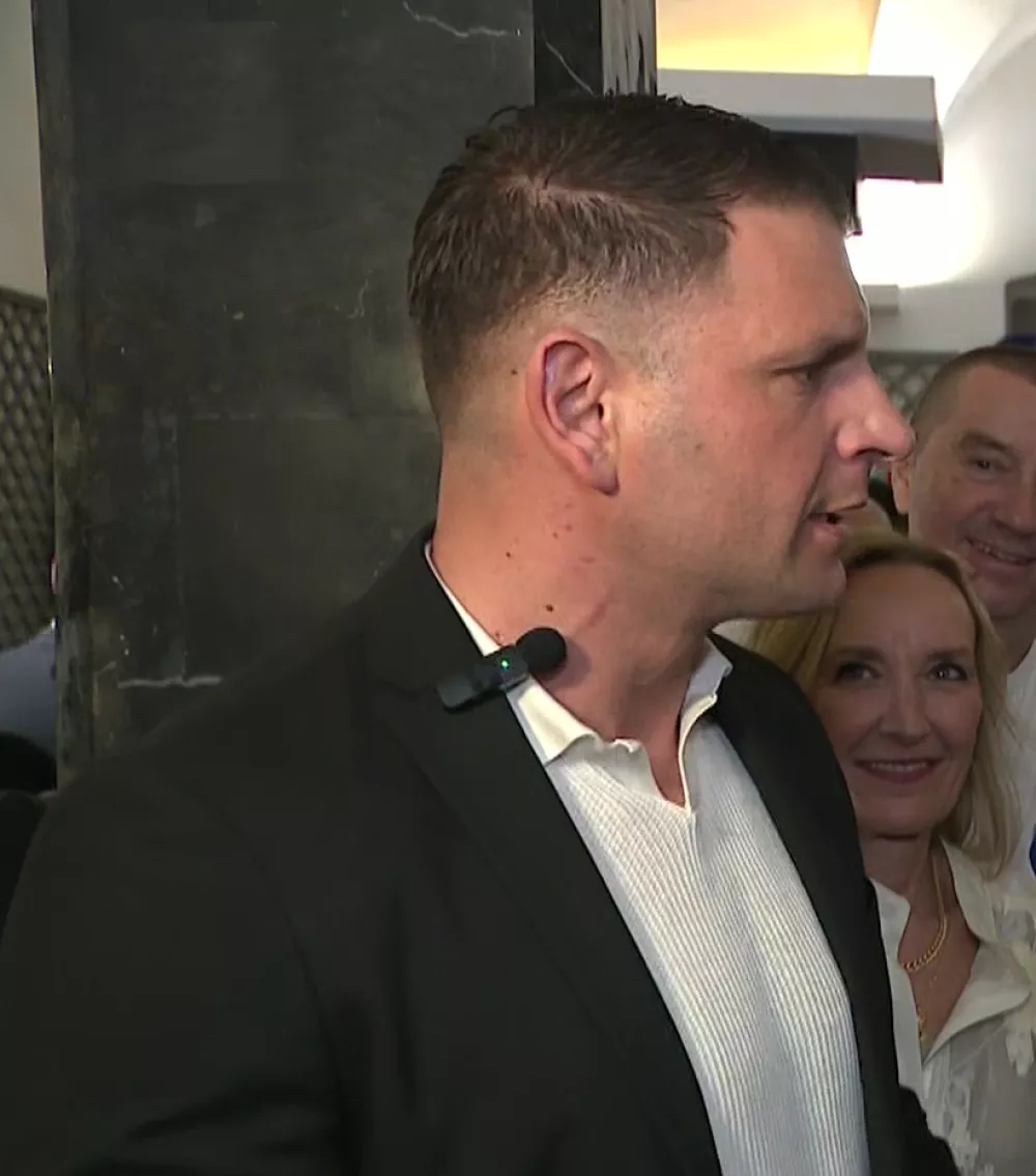 Zoran Stevanović iz stranke Resni.ca zastavice ne potrebuje. / Foto: Zajem Zaslona