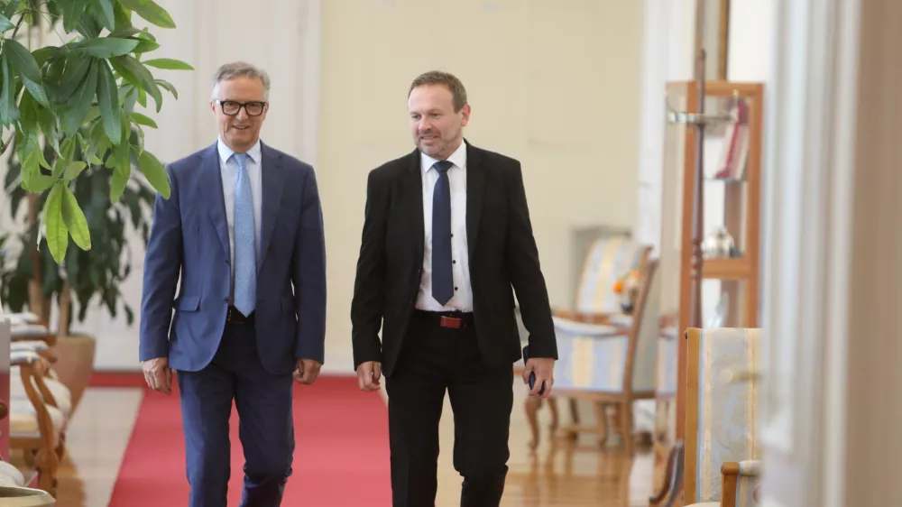 - Felice Ziza, poslanec italijanske manj&scaron;ine,- Ferenc Horv&aacute;th, poslanec madžarske manj&scaron;ine,- 11.07.2025. - predsednik vlade Robert Golob je gostil srečanje s predsedniki parlamentarnih strank na temo članstva Slovenije v Natu ter vpra&scaron;anja izvedbe referenduma glede povečanja obrambnih izdatkov Slovenije.//FOTO: Bojan Velikonja