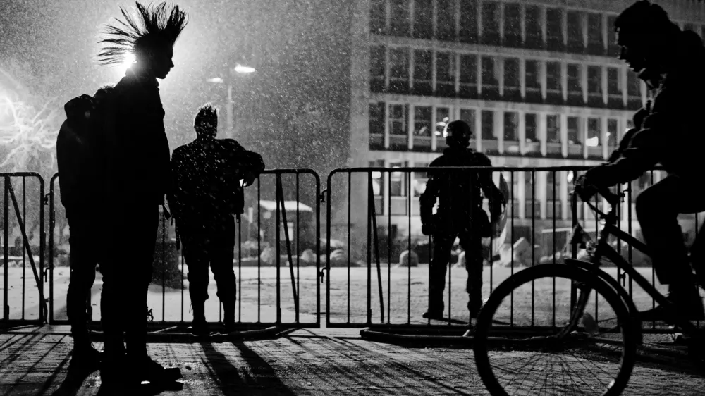  irokeza - punk- Ljubljana 2012 - tretji protest proti politični in županski eliti v Sloveniji 2012 - GOTOVI SO! - //FOTO: Tomaž Zajel&scaron;nik / Foto: TomaĹľ ZajelĹˇnik