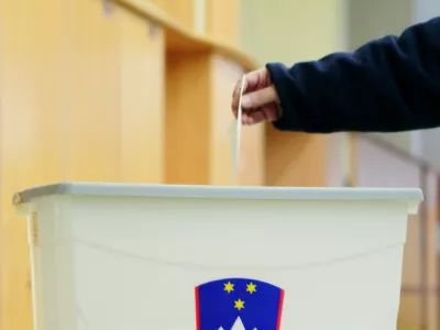 Ljubljana, Osnovna sola Toneta Cufarja. Predsedniske volitve 2012. Volisce, volilna skrinjica, oddaja glasovnice. Foto: Daniel Novakovic/STA