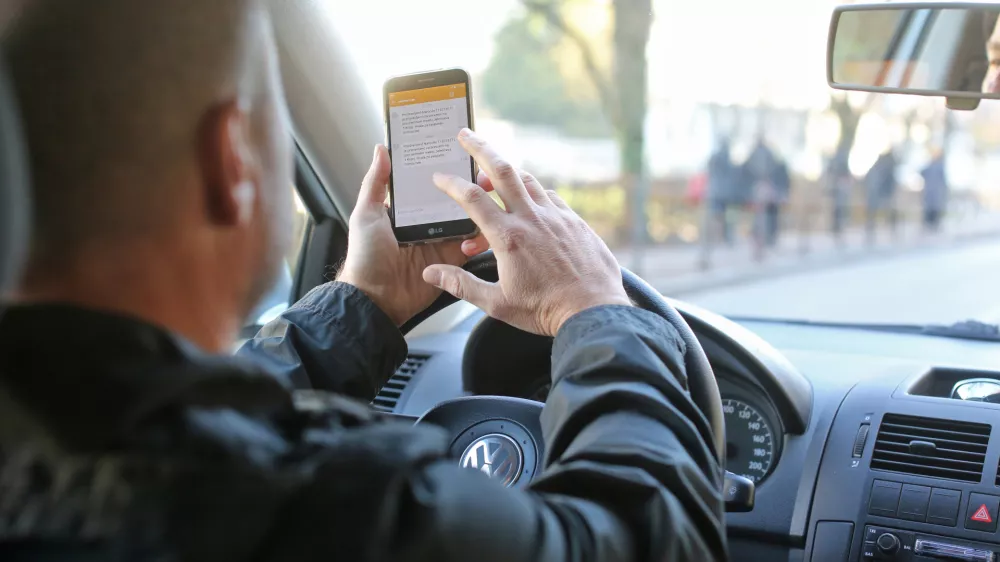 - 04.12.2019 &ndash; simbolična fotografija - telefoniranje med vožnjo &ndash; uporaba mobilnega telefona v avtu &ndash; avtomobilizem - prometni prekr&scaron;ek  //FOTO: Bojan Velikonja