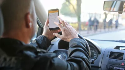 - 04.12.2019 &ndash; simbolična fotografija - telefoniranje med vožnjo &ndash; uporaba mobilnega telefona v avtu &ndash; avtomobilizem - prometni prekr&scaron;ek  //FOTO: Bojan Velikonja