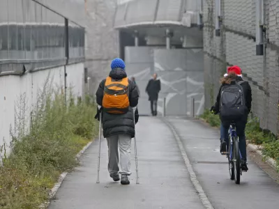 invalid - medicinski pripomoček bergle - palica - pe&scaron;ci - kolesarji - kolesarska steza - kolesar//FOTO: Tomaž Skale