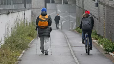 invalid - medicinski pripomoček bergle - palica - pešci - kolesarji - kolesarska steza - kolesar//FOTO: Tomaž Skale