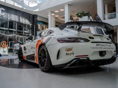 Ljubljana, Citypark.Dirkaski spektakel RC Funpark v Cityparku.Mercedes AMG GT dirkalnik, namenjen profesionalnim dirkam na dirkaliscih.