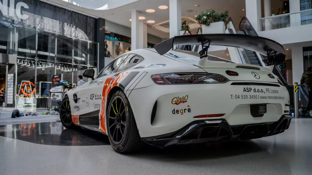 Ljubljana, Citypark.Dirkaski spektakel RC Funpark v Cityparku.Mercedes AMG GT dirkalnik, namenjen profesionalnim dirkam na dirkaliscih.