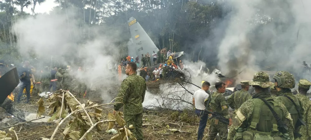 Members of the military gather at the site of a Colombian military plane crash in Puerto Leguizamo, Putumayo, Colombia March 23, 2026. La Voz de Amazonia/Mare Rafue/Handout via REUTERS  THIS IMAGE HAS BEEN SUPPLIED BY A THIRD PARTY. MANDATORY CREDIT  VERIFICATION: Topography mapping and nearby buildings matched satellite imagery Date verified by original file metadata Defense Minister Pedro Sanchez said the accident happened as the Lockheed Martin-built LMT.N Hercules C-130 was taking off from Puerto Leguizamo on the border with Peru