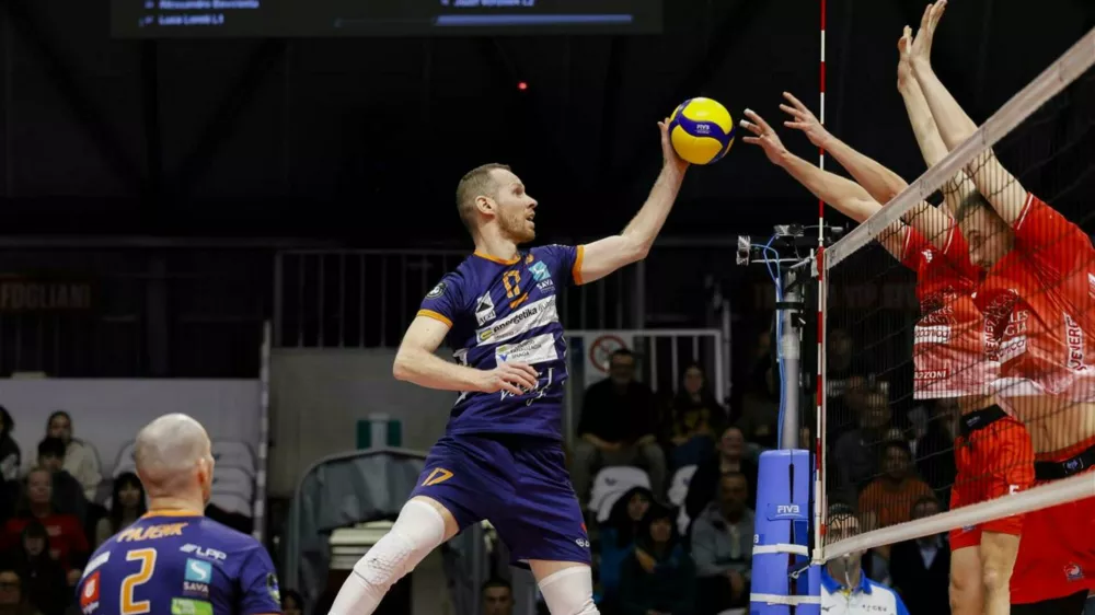 Tione Urnaut proti Piacenzi