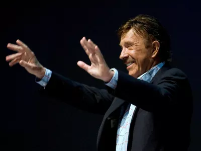 FILE PHOTO: Actor Chuck Norris waves to supporters during the National Rifle Association's 139th annual meeting in Charlotte, North Carolina May 14, 2010. REUTERS/Chris Keane/File Photo / Foto: Chris Keane