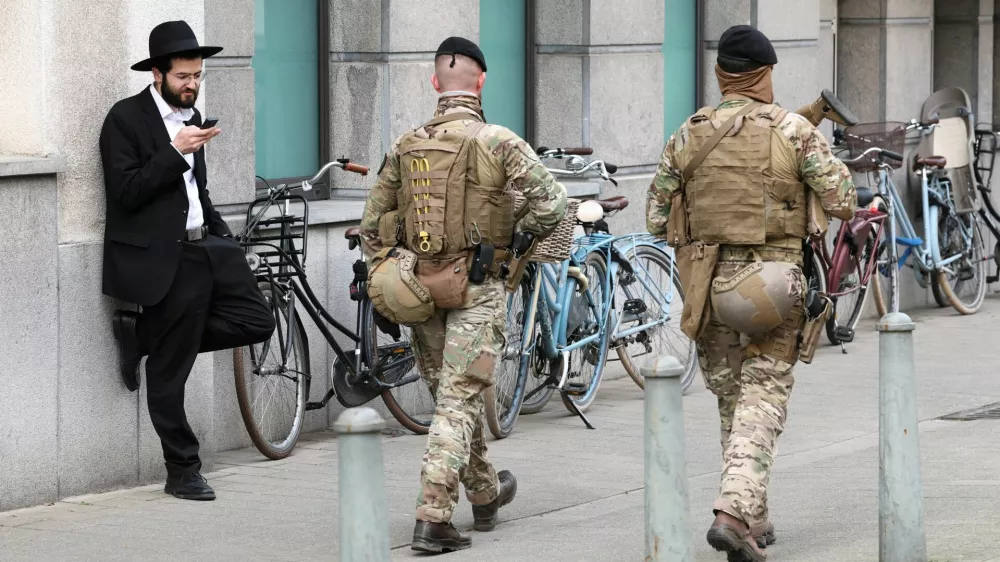 Belgian army personnel patrol a street as part of a deployment of soldiers outside Jewish institutions in Antwerp and Brussels following attacks at Jewish sites in Belgium and other European countries, in Antwerp, Belgium, March 23, 2026. REUTERS/Yves Herman REFILE - CHANGING SLUG FROM "BELGIUM-SYNAGOGUE/SECURITY" TO "BELGIUM-SECURITY/ANTWERP".