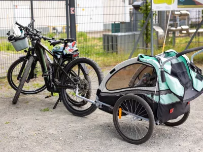 Kolo s prikolico za otroke. Slika je simbolična. / Foto: Istock