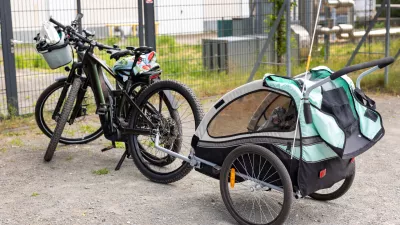 Kolo s prikolico za otroke. Slika je simbolična. / Foto: Istock