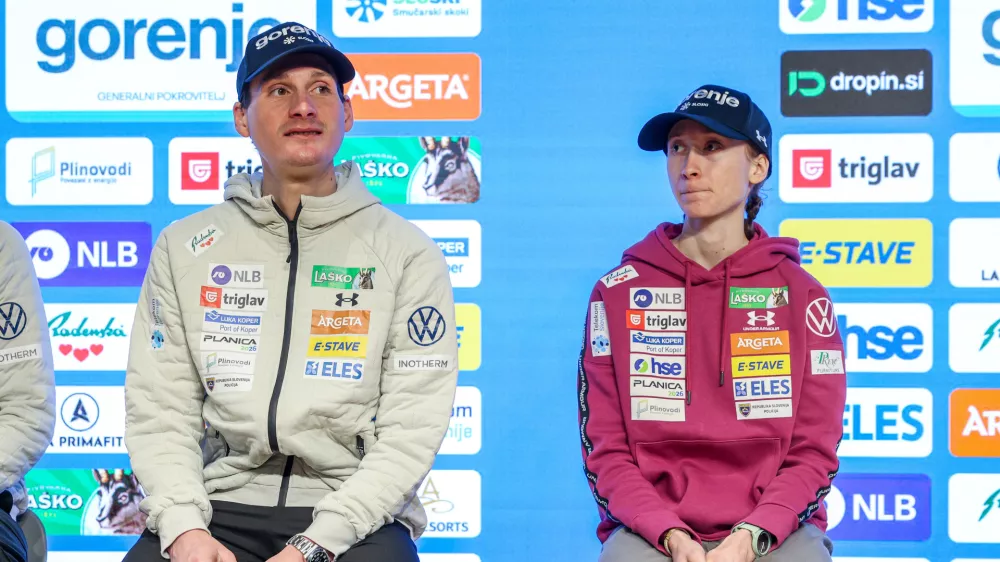 Ljubljana, Triglav Lab.Novinarska konferenca zenske in moske reprezentance v smucarskih skokih pred sklepnim dejanjem sezone v Planici.Smucarska skakalca Domen in Nika Prevc.
