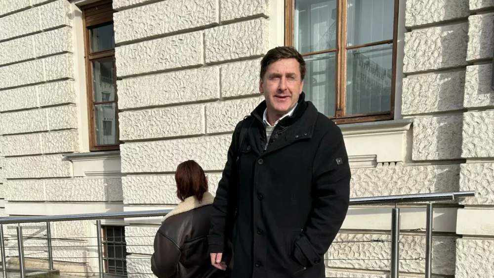 Po besedah zagovornika Bojana Celarja obtožba zoper Merimo Dizdarević (v ozadju) temelji na povsem neprepričljivih dokazih.  