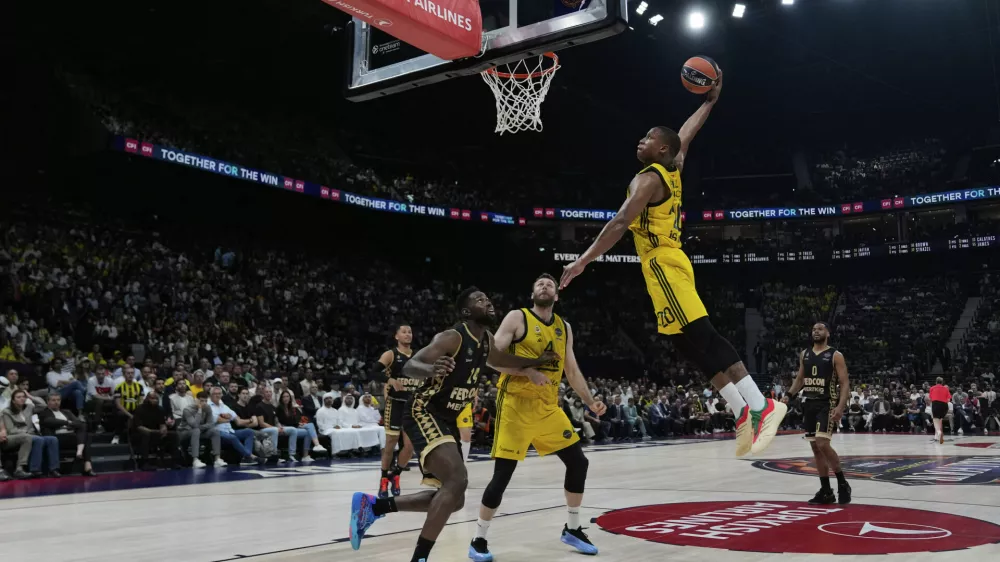 Fenerbahce's Devon Hall goes for a layup during the Euroleague final basketball match between Monaco and Fenerbahce in Abu Dhabi, United Arab Emirates, Sunday, May 25, 2025. (AP Photo/Altaf Qadri)